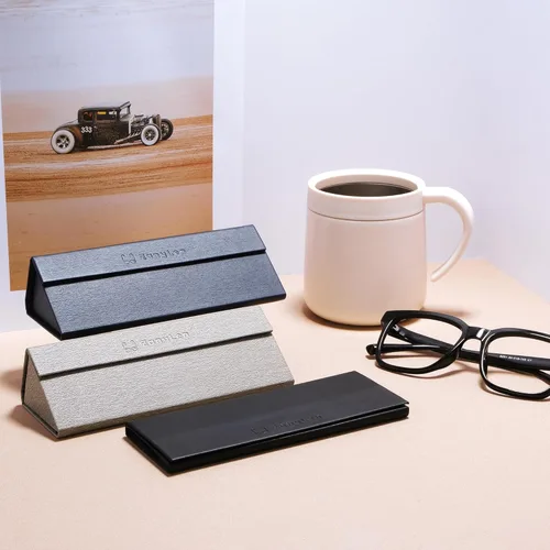 Vista 2 de Funda plegable para lentes que se pliega para llevar cuero y se cierra con imanes