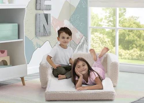 Vista 4 de Delta Children Cozee Flip-Out Sherpa 2 en 1, sofá convertible a tumbona para niños, crema