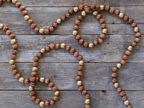 Vista 5 de One Holiday Way Guirnalda de cuentas de madera rústica marrón y dorada de 9 pies para decoración del árbol de Navidad, cuentas decorativas de madera