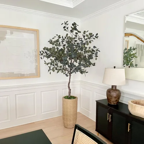 Vista 5 de LYERSE Árbol de eucalipto artificial de 6 pies en maceta de vivero de plástico, tallos altos de eucalipto sintético, plantas falsas con 846 hojas