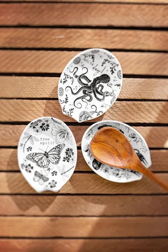 Vista 3 de Karma, Soporte de cuchara bohemio, soporte de cuchara de cerámica blanco y negro, soporte de cuchara de cerámica para encimera, abeja