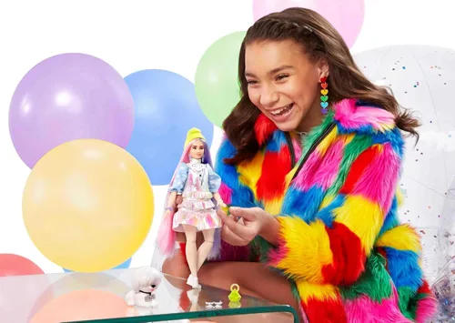 Vista 2 de Muñeca Barbie Extra y accesorios con aspecto brillante, cabello de fantasía rosa y morado y gorro de neón con cachorro mascota