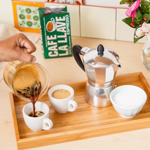 Vista 4 de Café La Llave Espresso Descafeinado; 100% café puro, molido, tueste oscuro (12 paquetes de 8.8 oz)