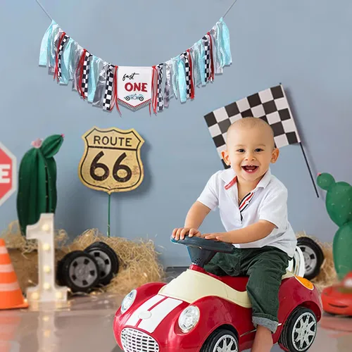 Vista 8 de Cartel para silla alta Fast One – Cartel de primer cumpleaños de coche de carreras, decoración de cumpleaños temática de coche de carreras