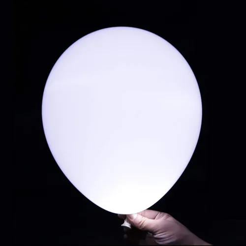 Vista 2 de Paquete de 30 globos LED, luces blancas para fiesta de cumpleaños y decoración de bodas