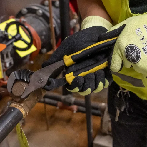 Vista 8 de Klein Tools Alicates J502-10, alicates de bomba de mandíbula ajustables, lengüeta y ranura, con asas de material dual, 10 pulgadas