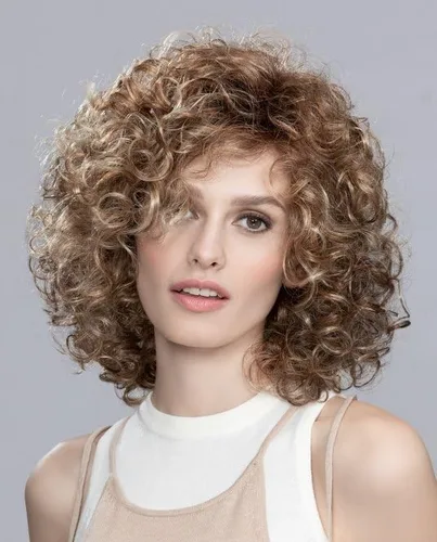 Vista 3 de Jamila Plus Peluca de color Bernstein Rooted – Ellen Wille Pelucas de 7 pulgadas de longitud media con volumen rizado Templae encaje frontal