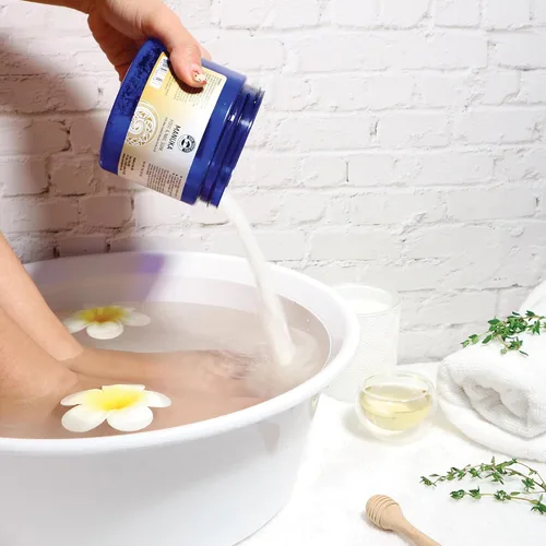 Vista 4 de One Tree Hill Manuka Foot & Nail Soak Mezcla de miel de manuka y aceites esenciales 1 libra