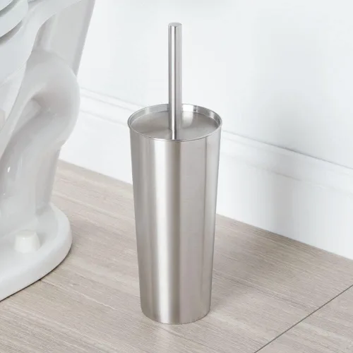 Vista 2 de mDesign Juego de escobillas de inodoro de metal delgado, moderno soporte independiente para baño, práctico con acabado resistente al óxido