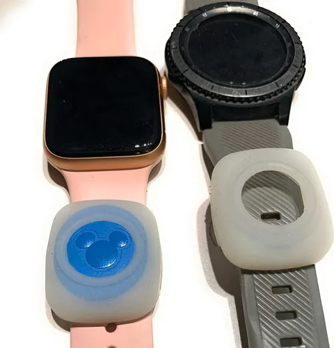 Vista 4 de Disney Magicband 2 Puck Holder color Clear Glow in the Dark (2 unidades) Bitbelt, Claro que brilla en la oscuridad, Moderno