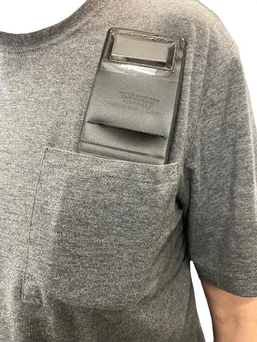 Vista 6 de Paquete de 5, soporte magnético negro para insignia, se adapta sobre el cinturón o el bolsillo de la camisa. Se adapta a tarjetas verticales de 2