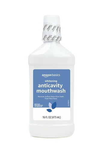 Amazon Basics Enjuague bucal anticaries blanqueador, sabor menta fresca, blanquea los dientes, previene caries, 16 onzas líquidas, 1 paquete