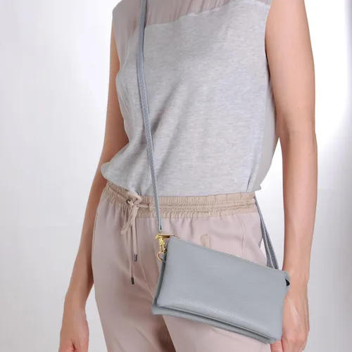 Vista 9 de Humble Chic bolsa pequeña de piel vegana, para usar cruzada o cartera con ajuste de pulsera, incluye hombro ajustable y correa para muñeca.