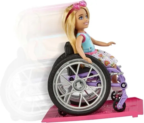 Vista 4 de Barbie Muñeca y silla de ruedas Chelsea con ruedas móviles, rampa, hoja de calcomanías y accesorios, muñeca pequeña con cabello rubio Multicolor