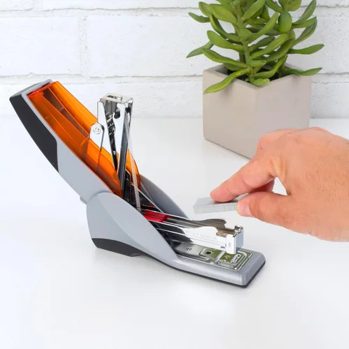 Vista 4 de Swingline Engrapadora, engrapadora de escritorio, tamaño compacto, capacidad de 25 hojas, Optima 25 Esfuerzo reducido, naranja/gris (66412)
