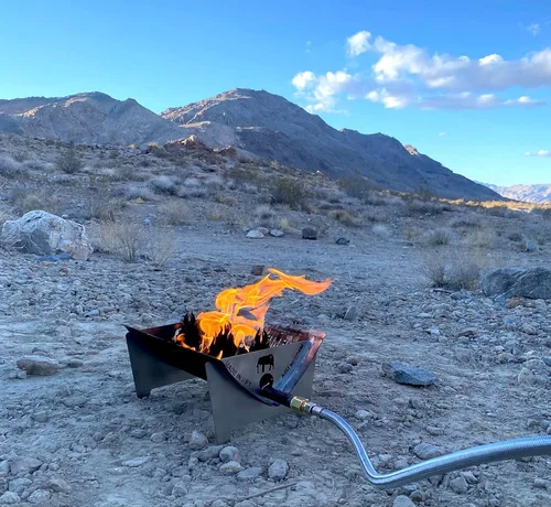 Vista 4 de The Fire Pit de TemboTusk. Flatpack, propulsado por gas propano, cuerpo de acero inoxidable, bolsa de transporte todo en uno.