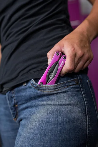 Vista 7 de The Original Pink Box Multiherramienta 14 en 1, rosa Cuerpo de aluminio con herramientas versátiles de acero inoxidable, perfecto para bricolaje