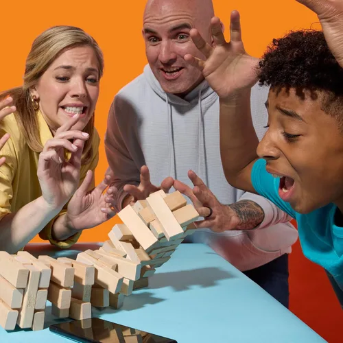 Vista 5 de Juego oficial de Jenga de Hasbro Games Dado digital para 6 formas más de jugar Juego original de bloques de madera Torre de apilamiento