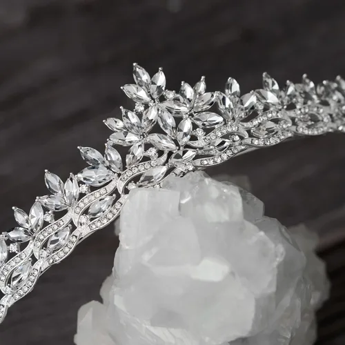 Vista 7 de SWEETV Tiara de boda de cristal para mujer, diadema de corona de reina real, accesorios de pelo de princesa con diamantes de imitación para baile
