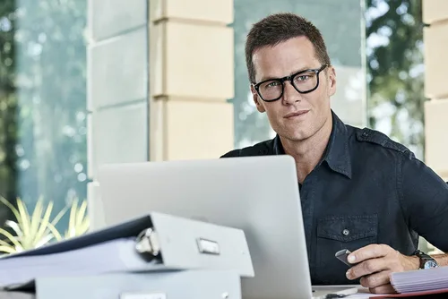 Vista 6 de Christopher Cloos - Colección Cloos x Brady - El futuro estético biodegradable está aquí