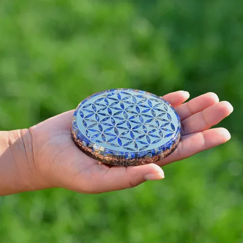Vista 7 de Placa de carga de agua de cristal de orgonita con cristales curativos de lapislázuli y Flor de la Vida – Placa de agua de orgonita para curación