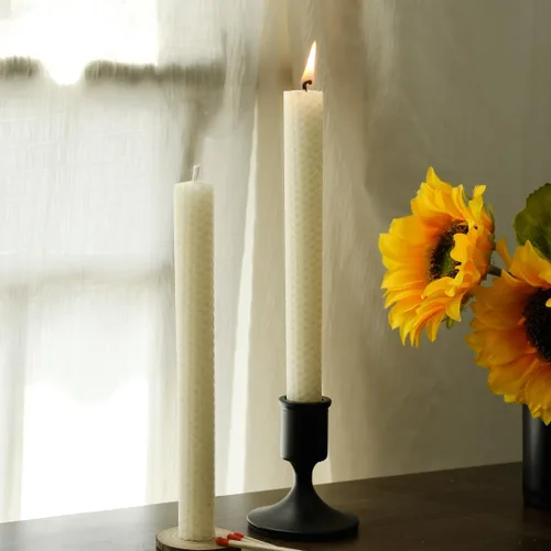 Vista 3 de 12 velas cónicas de cera de abeja enrolladas a mano, sin humo, sin goteo, aroma natural, 8 pulgadas en blanco roto