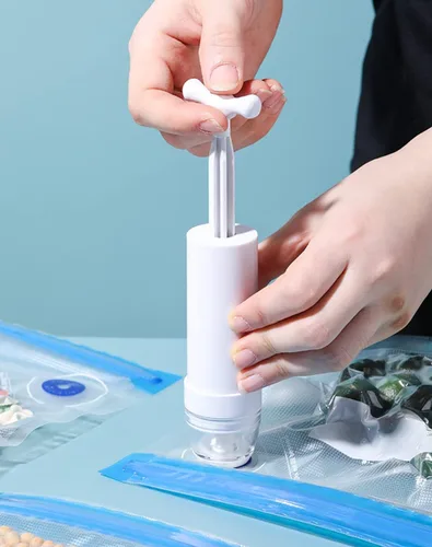 Vista 5 de Mini bomba de vacío manual portátil selladora al vacío para bolsas Sous Vide Uso en ropa y alimentos, paquete de 2