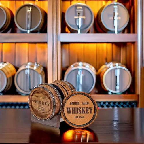 Vista 6 de Pine Ridge Juego de 5 posavasos de whisky envejecido 1840 con soporte, posavasos rústicos para mesa de whisky y sala de bourbon - Accesorios únicos