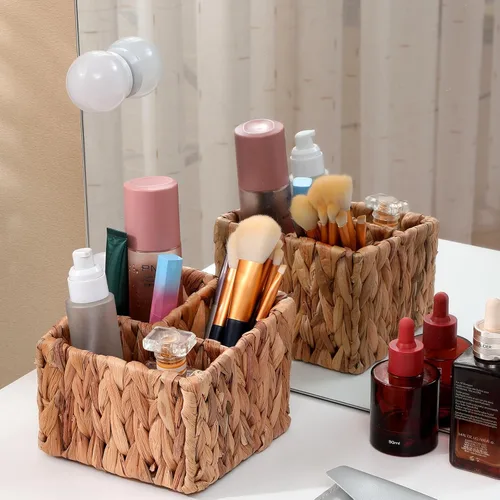 Vista 2 de Soporte de mimbre para control remoto, cesta de almacenamiento de jacinto de agua tejida a mano con 3 compartimentos, caja de almacenamiento