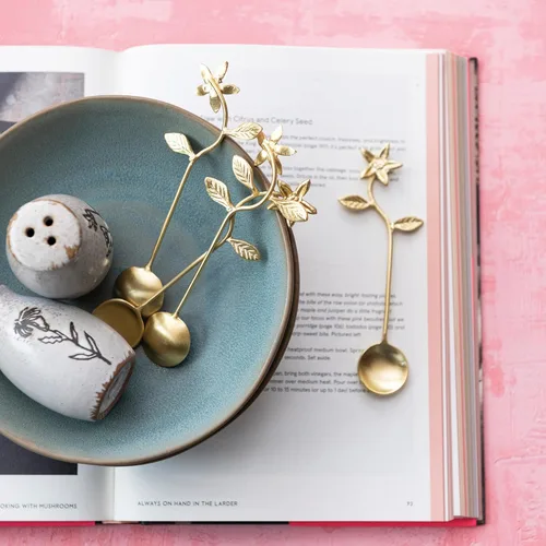 Vista 3 de Creative Co-Op 5.35 Cucharas de acero inoxidable y latón para cocina con asas de flores y bolsa con cordón, acabado dorado, juego de 4