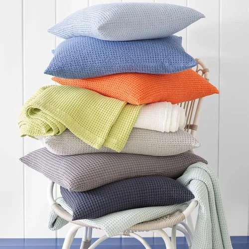 Vista 3 de Pine Cone Hill Bubble Citrus Matelasse Coverlet, tamaño Queen, patrón sólido verde