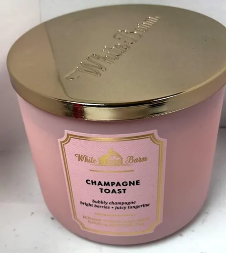 Vista 2 de Bath and Body Works White Barn Vela con 3 mechas con aroma a champán tostado, etiqueta básica de White Barn, 14.5 onzas