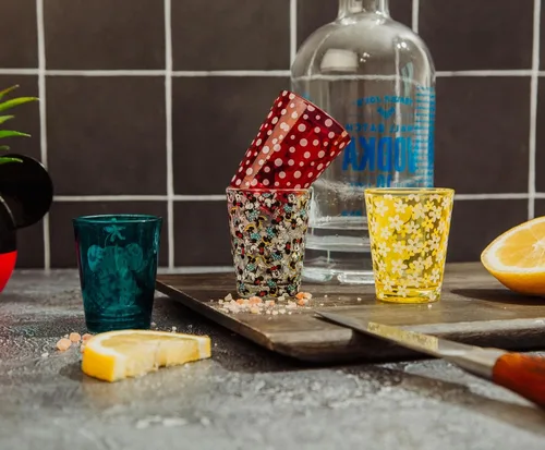 Vista 8 de Silver Buffalo Disney - Juego de 4 mini vasos de Minnie Mouse vintage, 1.5 onzas