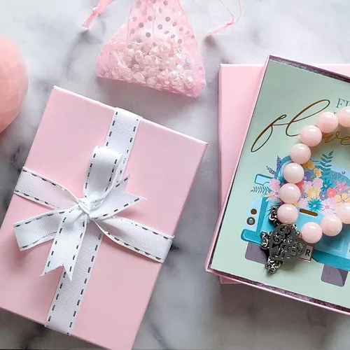 Vista 4 de TheDisplayGuys - Caja de regalo de papel de cartón relleno de algodón, 100 unidades, color rosa