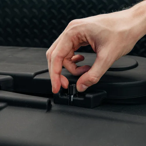 Vista 4 de Camco Cubierta de tanque de propano doble para autocaravana/RV - Cuenta con panel superior con bisagras y diseño moldeado personalizado - Se adapta