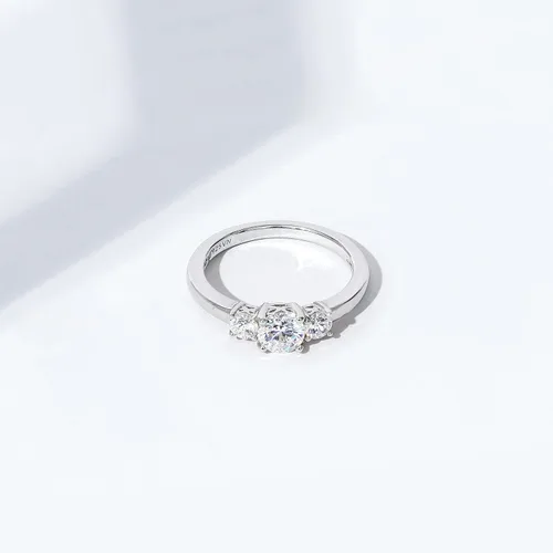 Vista 5 de Tienda Essentials Anillo redondo de 3 piedras de plata de ley chapada en platino o oro hecho con circonita cúbica de elementos infinitos