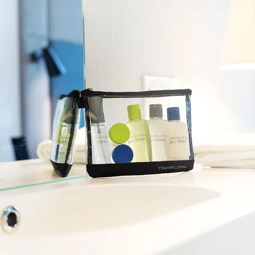 Vista 2 de Travelon Bolsa superior con cremallera de 1 cuarto de galón con botellas, transparente, talla única, Claro, Bolsa con cremallera de 1 cuarto