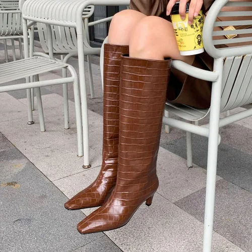 Vista 5 de Vertundy Botas altas hasta la rodilla para mujer, tacón bajo, pantorrilla ancha, botas altas con punta cuadrada, botines clásicos de cocodrilo