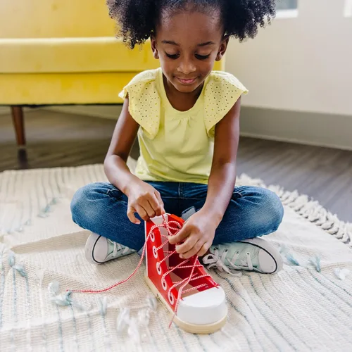 Vista 5 de Zapatillas de madera con cordones de lujo Melissa & Doug, Estándar, talla única , Rojo