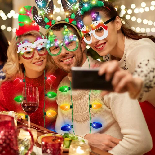 Vista 4 de 9 piezas de recuerdos de fiesta de Navidad, collar de Navidad iluminado, diadema y lentes, collar de bombilla de Navidad, luces de árbol de cuerno