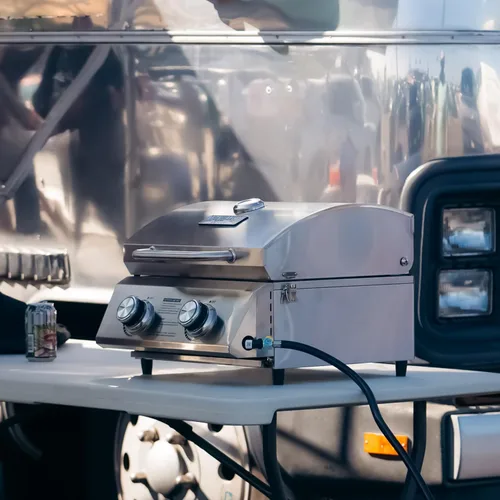 Vista 2 de Monument Grills Parrilla de gas propano de mesa para acampar al aire libre portátil cocinar con cerraduras de viaje, tapa alta de acero inoxidable