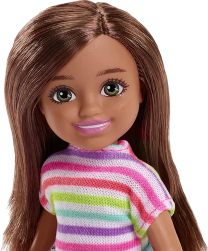 Vista 4 de Barbie Chelsea Can Be Doll & Playset, muñeca pequeña de diseñador de moda morena con traje extraíble y 8 accesorios de carrera