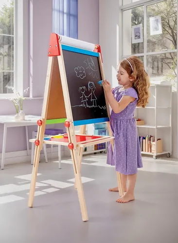 Vista 2 de Caballete de madera para niños con rollo de papel y accesorios Hape All-in-One