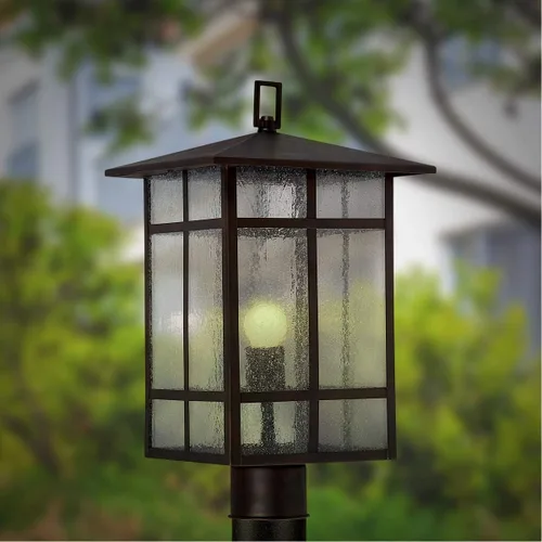 Vista 2 de Forte Lighting 1319-01-32 Craftsman - Farol exterior de montaje en poste con cristal transparente y acabado en bronce antiguo