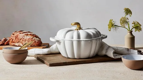 Vista 5 de Le Creuset Figura de calabaza de hierro fundido esmaltado Cocotte, 4 cuartos de galón., blanco con perilla de cobre