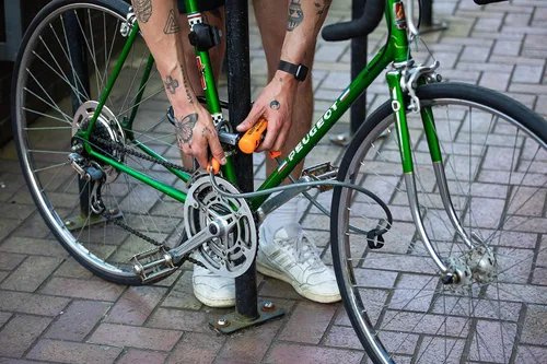 Vista 6 de Kryptonite Evolution Mini-7 - Cerradura en U para bicicleta con cable de seguridad de 4 pies, 0.276 in máximo, grillete de acero de rendimiento