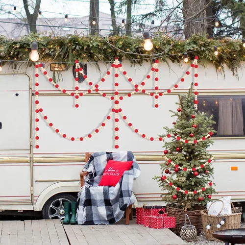 Vista 5 de Barydat 2 guirnaldas de bolas de fieltro de lana roja de 144 pulgadas con cuentas de madera, guirnalda de pompones de fieltro, decoración de árbol