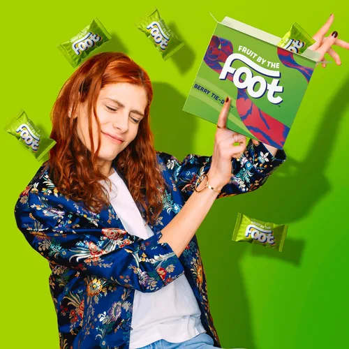 Vista 6 de Fruit by the Foot Snacks con sabor a frutas, teñido anudado de bayas, 4.5 onzas, 6 unidades (paquete de 8)