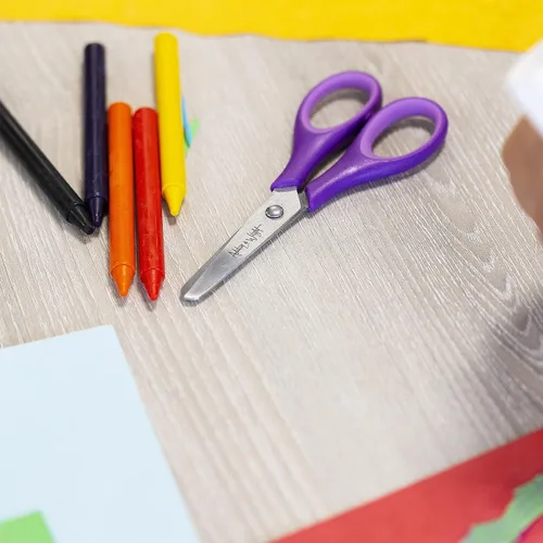 Vista 4 de Ashton and Wright - Niños - Tijeras de agarre suave para niños - 5"/12cm (paquete de 1, morado)