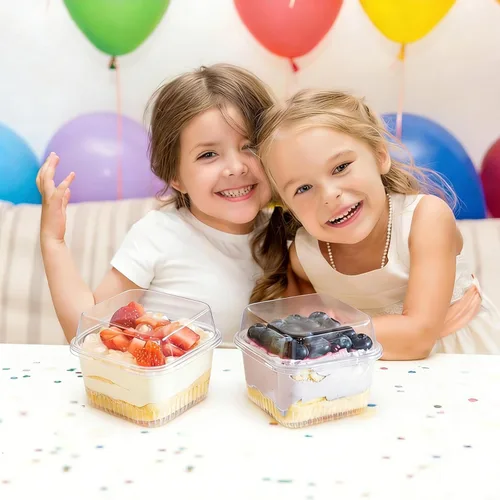 Vista 7 de Zezzxu Vasos de postre de 8 onzas con tapas y cucharas, 50 juegos, recipientes cuadrados de plástico para postres con tapas de cúpula y tenedores